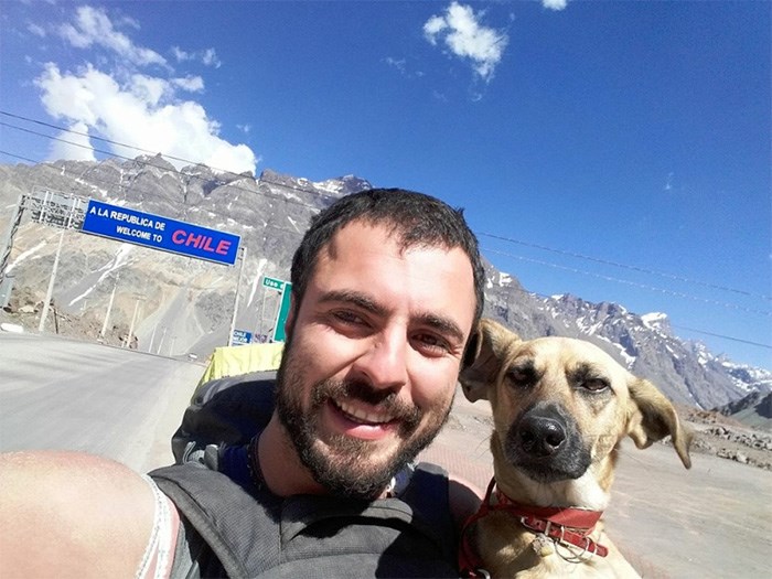  Chilean blogger Thomas Hartung and his four-legged friend, Popi, who inspired a new documentary called Stories with Fleas.