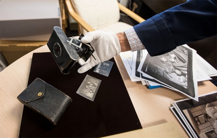  A Kodak autographic vest pocket camera could be folded into a compact case.