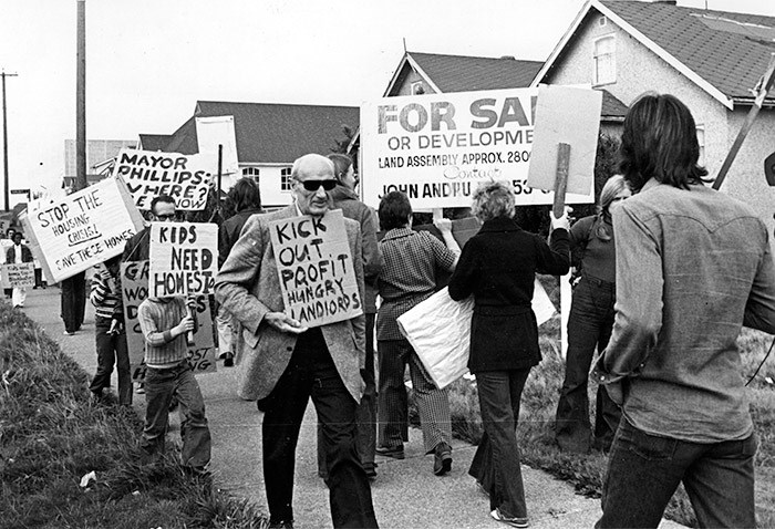  Residents and sympathizers picketed on September 28, 1975, in the 2500 block of East Pender to protest a land assembly housing development and to demand an anti-blockbusting bylaw. Photo credit: Peter Hulbert/Province.