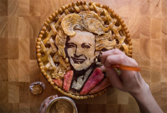  Jessica Clark-Bojin puts the finishing touches on an apple pie that she made bearing a likeness of actor and comedian Betty White, at her home in Vancouver, B.C., on Thursday January 25, 2018. Clark-Bojin remembers at one time having a reputation for her lack of cooking skills.