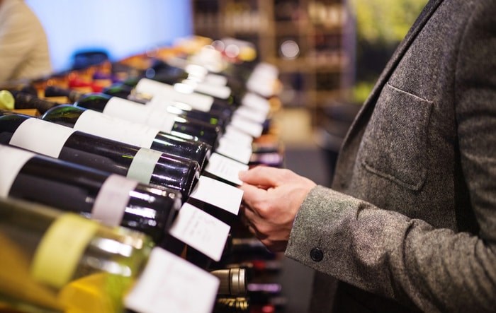  Wine shopping/Shutterstock