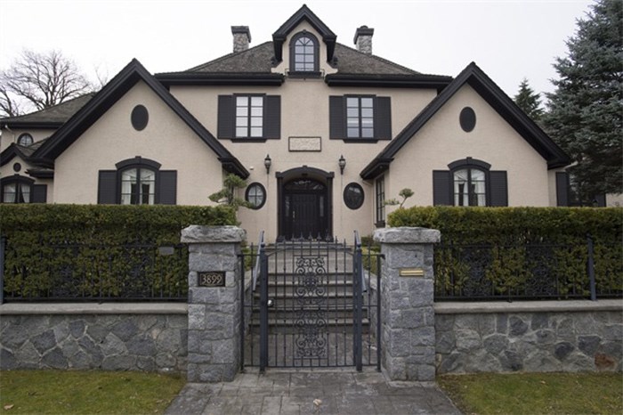  A home in Shaughnessy, an upscale neighbourhood in Vancouver is pictured, Tuesday, March, 13, 2018. The former owner of a mansion in Vancouver's exclusive Shaughnessy neighbourhood must repay a $300,000 deposit after the sale of the property fell through because she didn't tell the buyer about a suspected gang-related murder of her son-in-law at the front gate of the home.THE CANADIAN PRESS/Jonathan Hayward