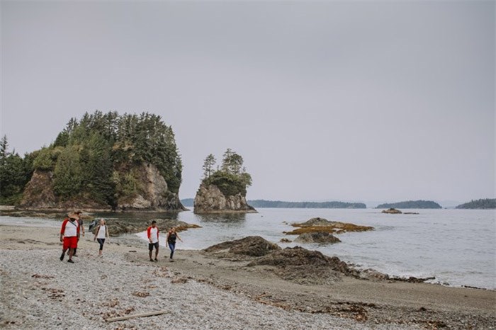  A group tours the Huu-ay-aht First Nation's ancient capital site of Kiixin in September 2017, located at Bamfield, B.C., on the southwest coast of Vancouver Island overlooking Barkley Sound. The tour runs May through September. THE CANADIAN PRESS/HO-Chris Thorn 