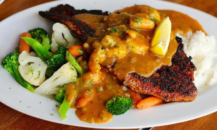  Blackened Catfish with Etouffé on Rice (Lindsay William-Ross/鶹ýӳ)