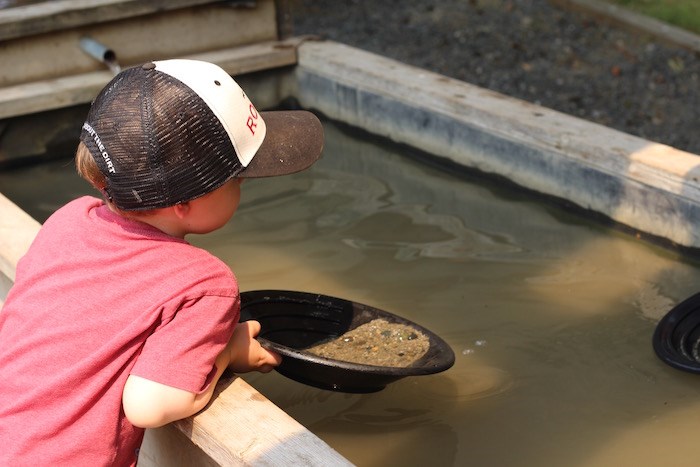  Panning for gold at the Yale Historic Site (Lindsay William-Ross/鶹ýӳ)