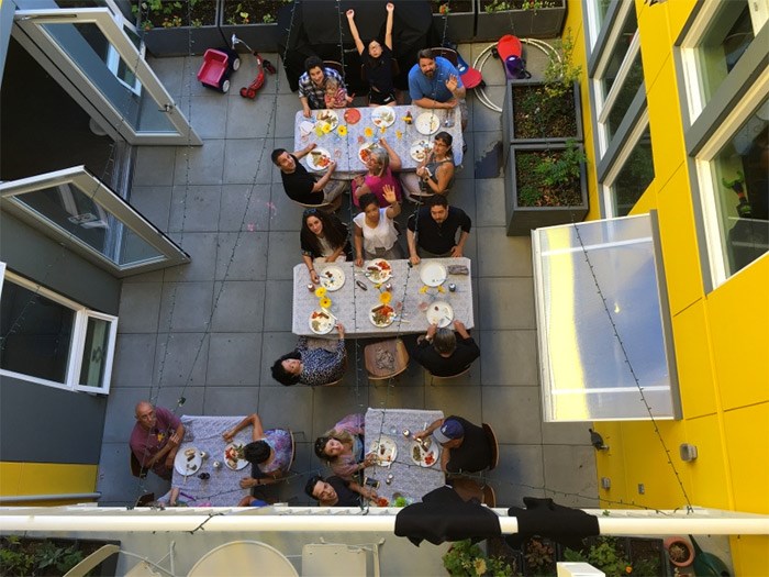  Residents of Capitol Hill Urban Cohousing enjoy dinner in their courtyard. Photo Schemata Workshop