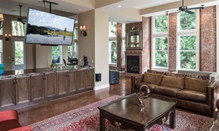  Main living area (Photo via RE/MAX All Points Realty)