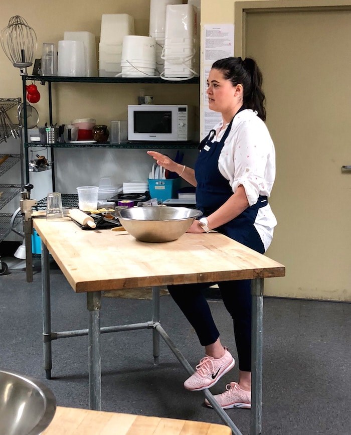  Jenell Parsons leads a class in pie-making at The Pie Hole's Burnaby location (Lindsay William-Ross/鶹ýӳ)