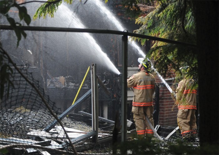  Firefighters remain on the scene of an early morning apartment fire Monday. photo Mike Wakefield, North Shore News