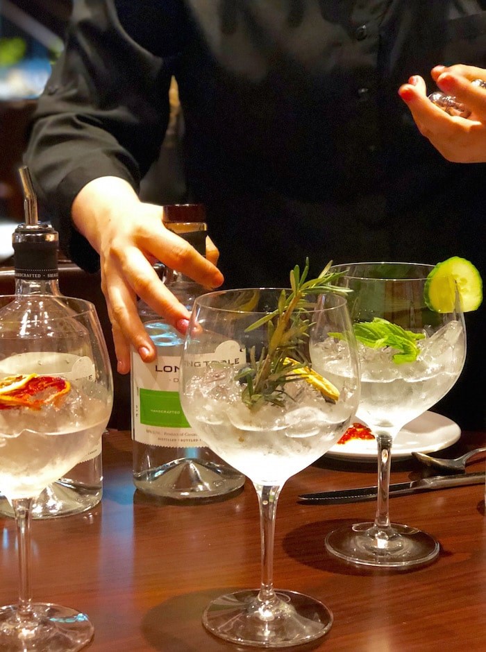  Mixing gin and tonic drinks (Lindsay William-Ross/鶹ýӳ)