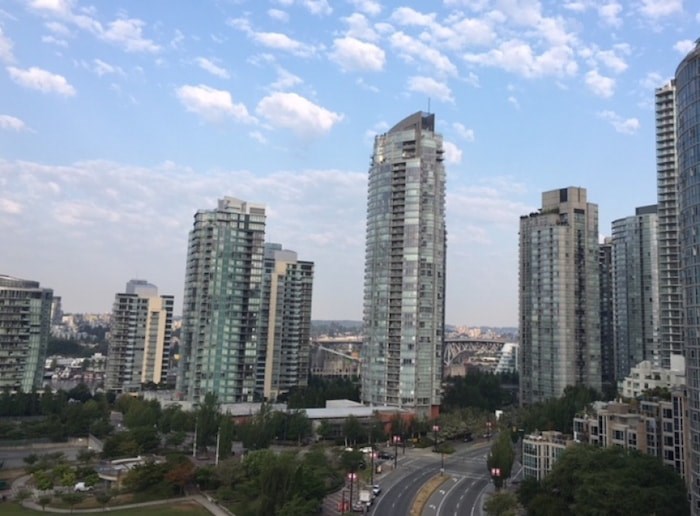  Vancouverites woke up Friday morning to the smell of smoke from a fire in Richmond.