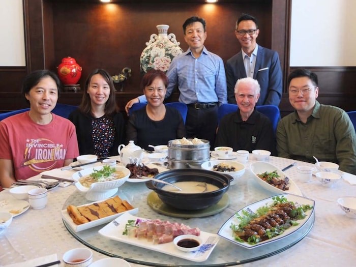  Feast Asian Dining Festival producers Sonny Wong and Alvin Chow (standing, from left) enjoy Shanghai cuisine with Yuan’s restaurant director Hayley Zhou (second from left) and festival sponsor Sherry Jiang (middle), owner of Dragon Mist Distillery, and other festival committee members. Daisy Xiong photo