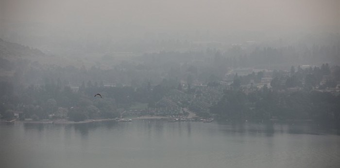  Thick smoke from the BC wildfires is seen over Kalamalka Lake in Vernon B.C. on Monday August 20, 2018. THE CANADIAN PRESS/Jeff Bassett