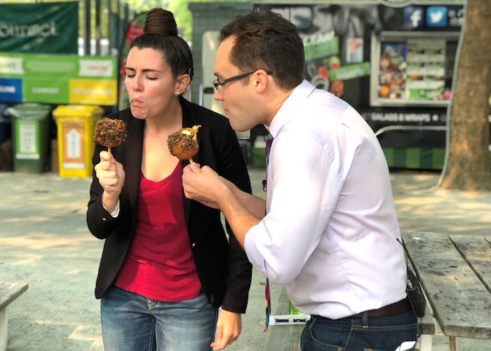  Woud you eat a caramel apple coated in crickets? They did! (Lindsay William-Ross/鶹ýӳ)