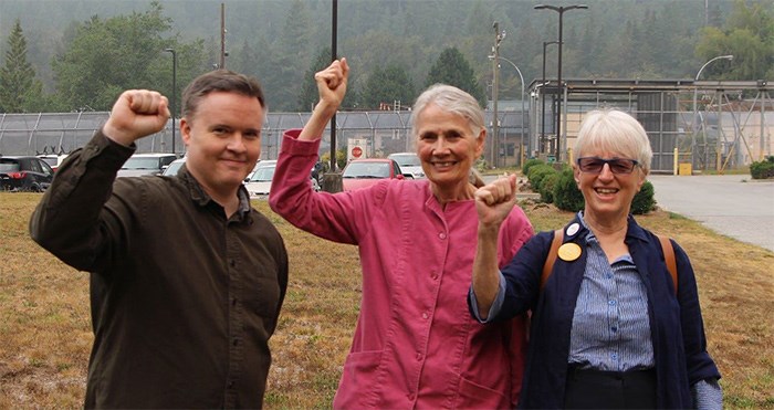  Derrick O'Keefe with Jean Swanson and Anne Roberts outside Alouette Correctional Centre for Women in Maple Ridge, the day Swanson was 