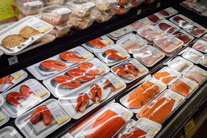  Seafood in a grocery store in Vancouver (Stefan Malloch / Shutterstock.com)