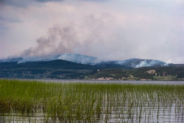  The Shovel Lake wildfire burns on a mountain above Fraser Lake near Fort Fraser, B.C., on Thursday August 23, 2018. The British Columbia government has cancelled the state of emergency it declared in August when hundreds of wildfires covered the province.THE CANADIAN PRESS/Darryl Dyck