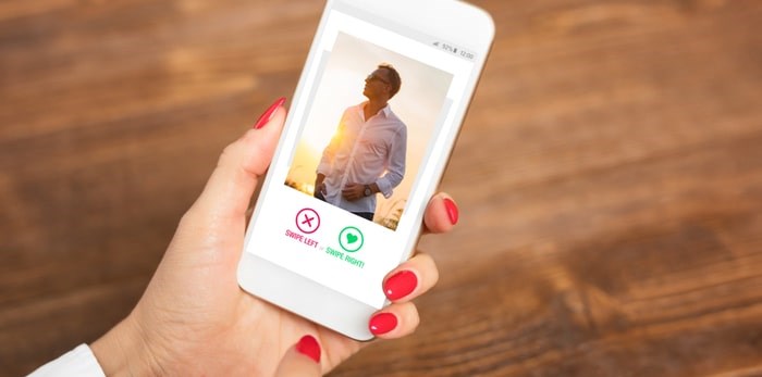  Smartphone dating app/Shutterstock