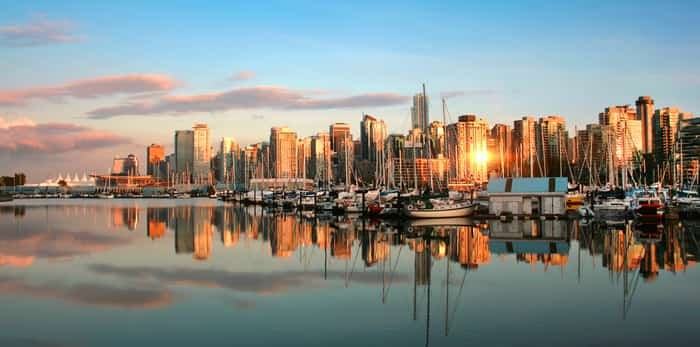  Vancouver skyline at sunset / Shutterstock