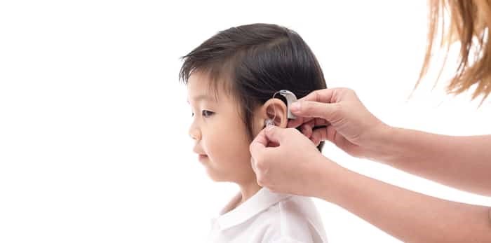 Photo: boy getting hearing checked / Shutterstock
