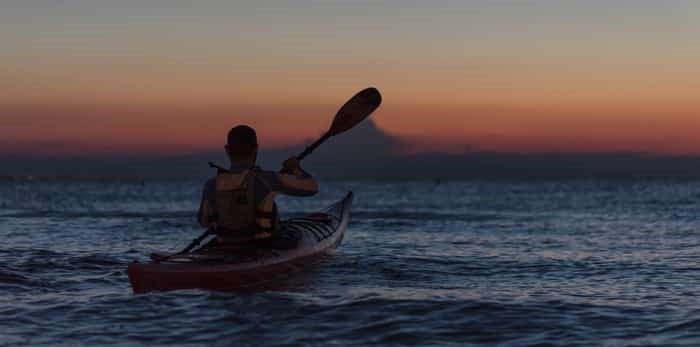  Photo: kayaker at night / Shutterstock