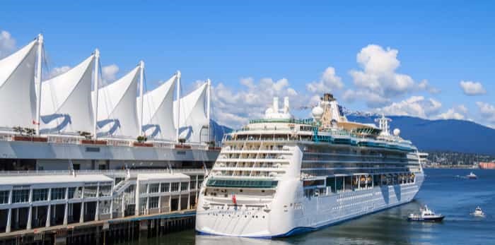  Photo: cruise ship at Canada Place / Shutterstock