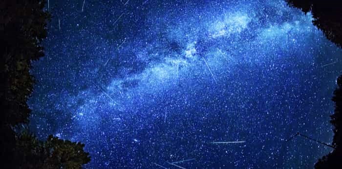  Photo: blue sky meteor shower / shutterstock