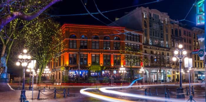  Photo: Gastown on a foggy night / Shutterstock