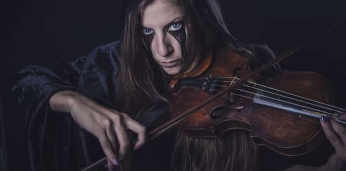  Photo: woman playing violin / Shutterstock