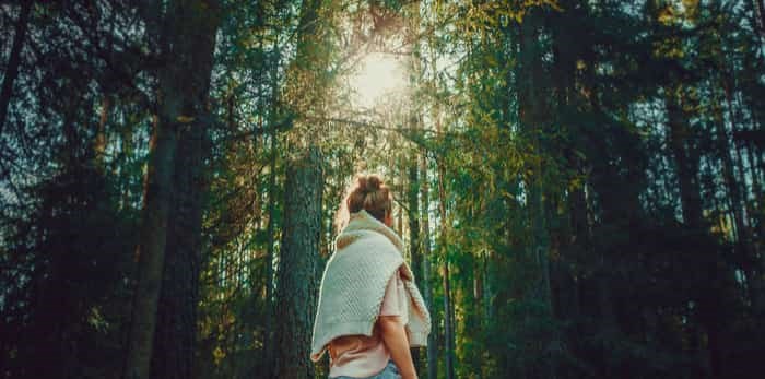  Photo: woman in the woods / Shutterstock