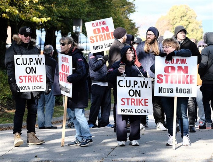  Canadian Union of Postal Workers (CUPW) members stand on picket line along Almon St., in front of the Canada Post regional sorting headquarters in Halifax on Monday, Oct.22, 2018 after a call for a series of rotating 24-hour strikes. THE CANADIAN PRESS/Ted Pritchard