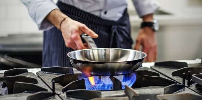  Photo: Frying pan on a gas stove / Shutterstock