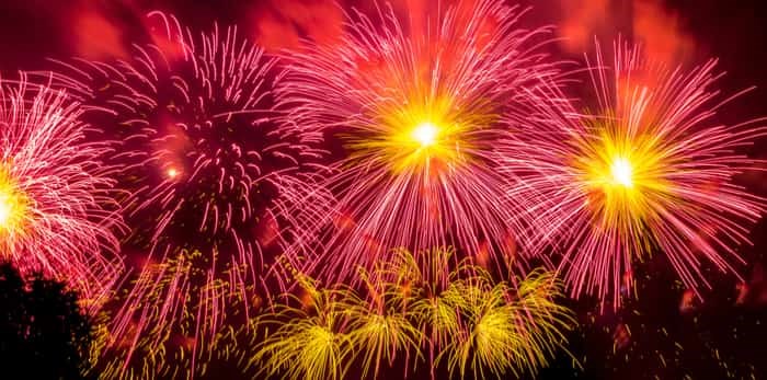  Photo: fireworks display / Shutterstock