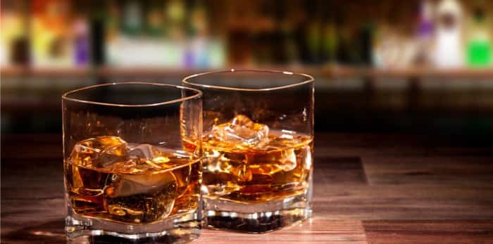  Photo: Whiskey drinks on wood / Shutterstock