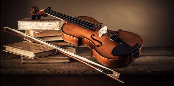  Photo: Violin, bow and old books on a rustic wooden table, arts and music concept / Shutterstock