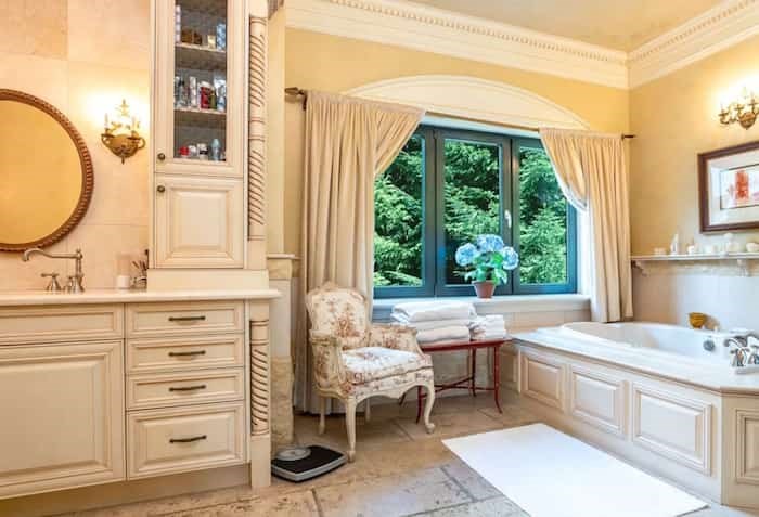 The European-palace decor is even brought into the master ensuite bathroom. Source: Concierge Auctions