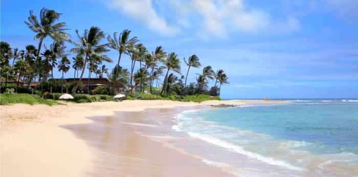  The afternoon on the Poipu beach, Kauai, light sand, pure ocean / Shutterstock
