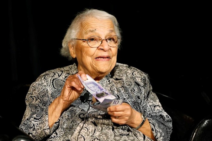  Clutching some $10 banknotes Wanda Robson, Viola Desmond's sister, the first Canadian woman on a banknote, shows her sister's portrait on Canada's new $10 banknote at the Canadian Museum For Human Rights in Winnipeg, Monday, Nov. 19, 2018. Bank of Canada Governor Stephen Poloz and Robson, officially launched the unique, vertically oriented purple bill. THE CANADIAN PRESS/John Woods