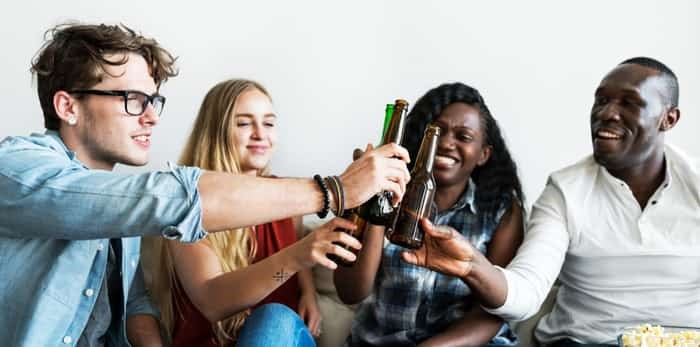  Group of friends drinking beers together / Shutterstock