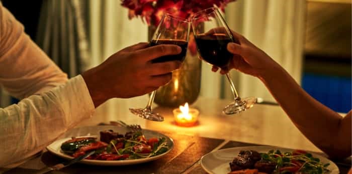  Happy couple on summer evening having romantic dinner / Shutterstock