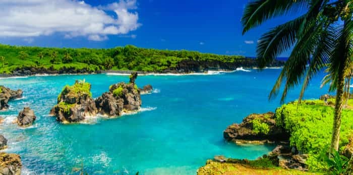  Waves breaking on the rocks on a sunny day on the Road to Hana, Maui / Shutterstock