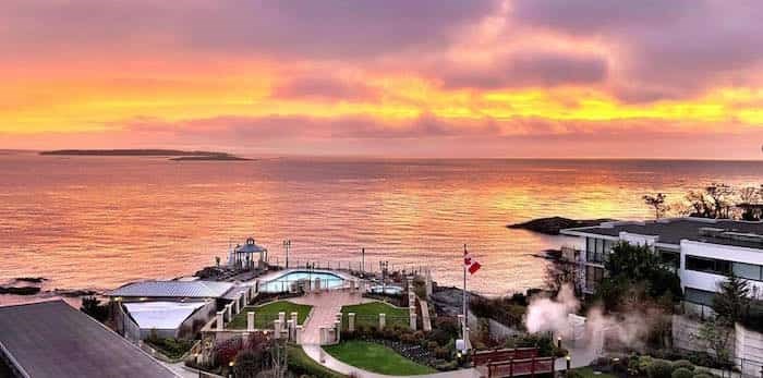  Oak Bay Beach Hotel / 