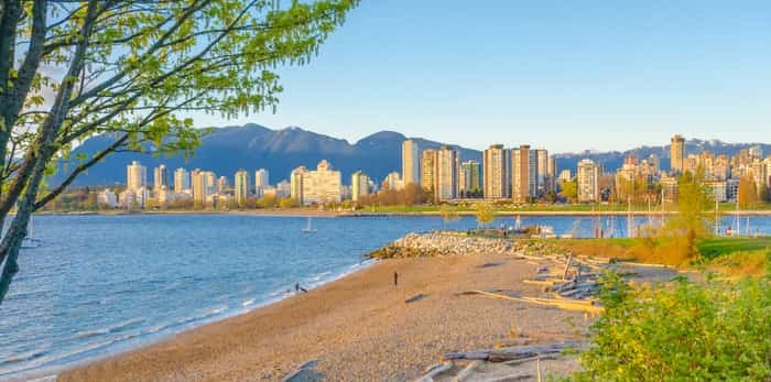  Sea walk at the Kitsilano Beach Park at Downtown of Vancouver / Shutterstock