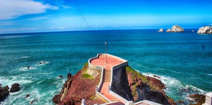  Lovers Point in Mazatlan Mexico / Shutterstock