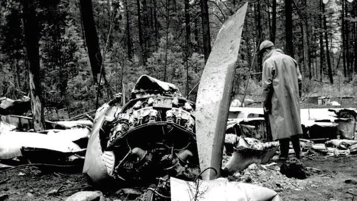  Examining the wreckage of Flight 21 (Transport Canada)