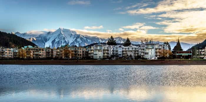  harrison hot springs / shutterstock