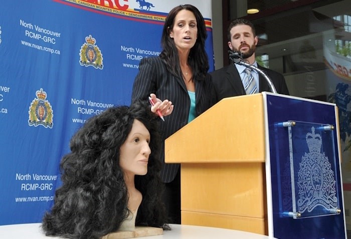  Sgt. Jennifer Pound with a 3D model of a Jane Doe found in North Vancouver in 2012. Photo MIKE WAKEFIELD, NORTH SHORE NEWS