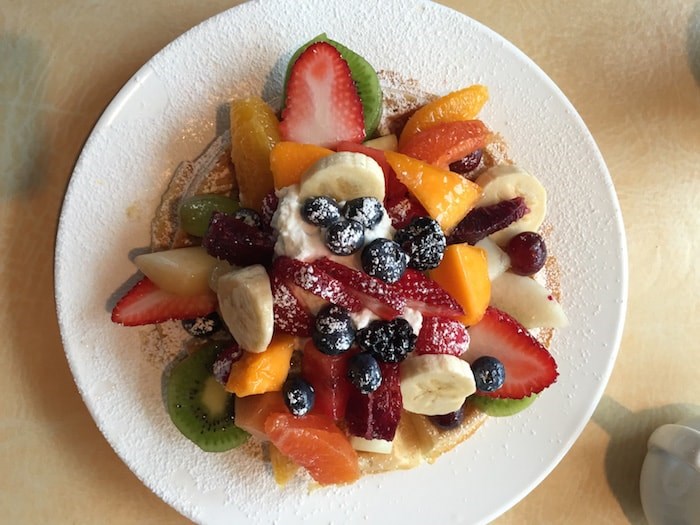  Waffles with fruit (Lindsay William-Ross/鶹ýӳ)
