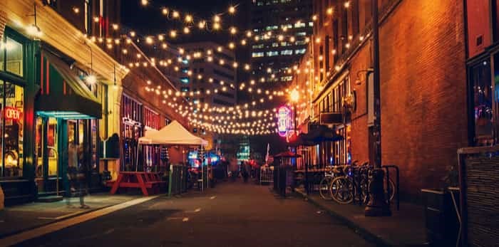  Portland back alley / Shutterstock