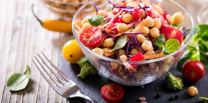  Chickpea and veggie salad / Shutterstock